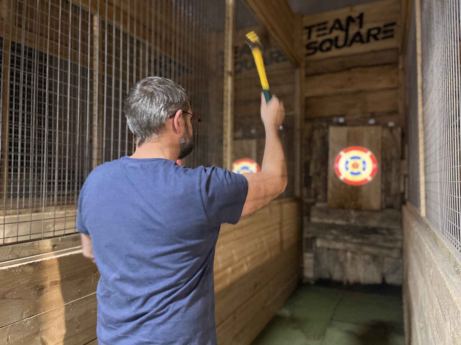 Le groupe se défie lors d'une activité d'EVG chez Team Square
